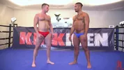 Due maschi muscolosi lottano nudi sul ring! – Brian Bonds & Trey Turner