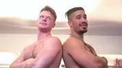 Due maschi muscolosi lottano nudi sul ring! – Brian Bonds & Trey Turner