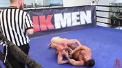 Due maschi muscolosi lottano nudi sul ring! – Brian Bonds & Trey Turner
