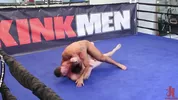 Due maschi muscolosi lottano nudi sul ring! – Brian Bonds & Trey Turner