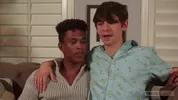 Jeune débutant dépucelé par un beau gosse black – Damien Ellis & Caleb Gray