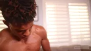Jeune débutant dépucelé par un beau gosse black – Damien Ellis & Caleb Gray
