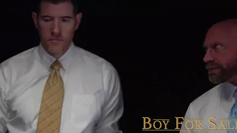 Junger Mann wird von Master Knox diszipliniert