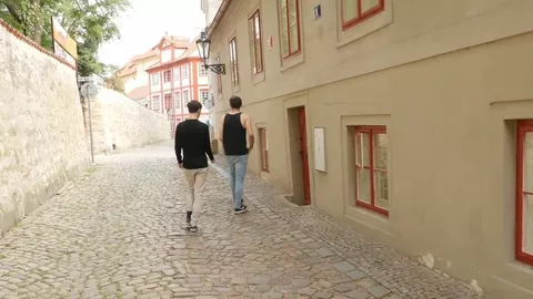Jeune touriste a besoin d'une bonne dose de jus dans le cul – Lior Hod & Gregor d'Arc