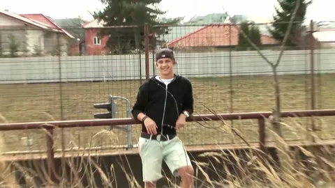 Kleiner Gangkid bläst seinem Kumpel und lässt ihn kommen