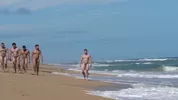 Hombres musculosos en una playa nudista