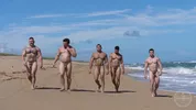 Hombres musculosos en una playa nudista