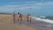 Hombres musculosos en una playa nudista
