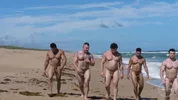 Hombres musculosos en una playa nudista