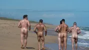 Hombres musculosos en una playa nudista