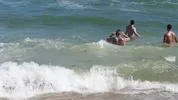 Hombres musculosos en una playa nudista