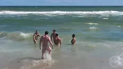 Hombres musculosos en una playa nudista