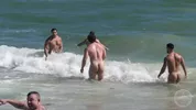 Hombres musculosos en una playa nudista