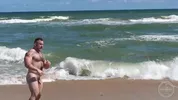 Hombres musculosos en una playa nudista