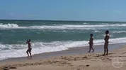 Hombres musculosos en una playa nudista