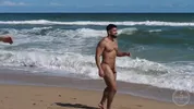 Hombres musculosos en una playa nudista