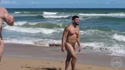 Hombres musculosos en una playa nudista