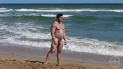 Hombres musculosos en una playa nudista