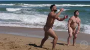 Hombres musculosos en una playa nudista
