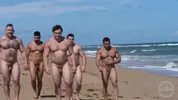 Hombres musculosos en una playa nudista