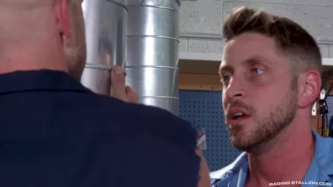 Le gros tuyau du plombier – Logan Stevens & Johnny Ford