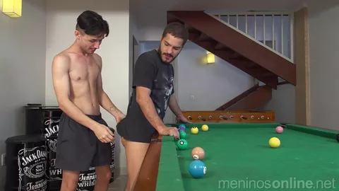 En levrette sur la table de billard