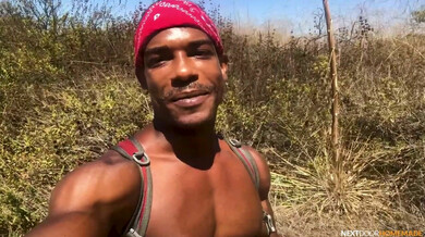 Adrian si dita e si masturba all'aperto