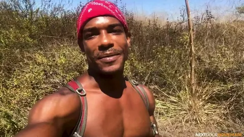 Adrian se mete dedos y se pajea al aire libre