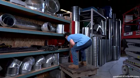 Incontro bollente nel magazzino – Devin Franco & Liam Knox