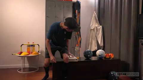 Flagrant délit a se toucher dans les vestiaires du club de foot – Giorgio Angelo & Tommy Ameal