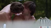Tayte Hanson aguenta o pau enorme do twink novato Zach Astor