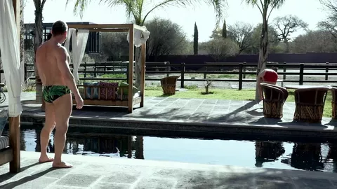 Trio bareback a la piscine de l'hotel – Braxton Boyd, Jackson Radiz & Tomas Brand