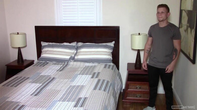 Pornoproduzent fickt einen jungen Darsteller beim Casting