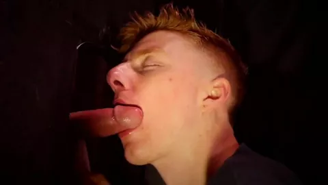 Um rolê nos gloryholes da darkroom