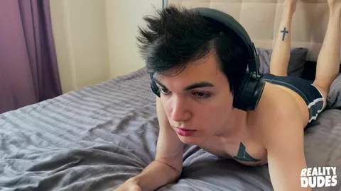 Konzentrierter Gamer wird während des Spiels vom Halbbruder gefickt