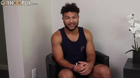 Athlete à grosse queue Cayden Stuart dévoile ses talents nus