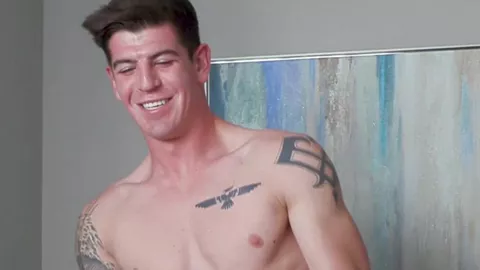 Atleta bem dotado Cayden Stuart mostra seus talentos nu