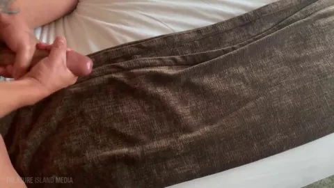 Johnny Castro- Âge: 32 - Taille: 1m77 - Poids: 70kg - Bite: 19cm