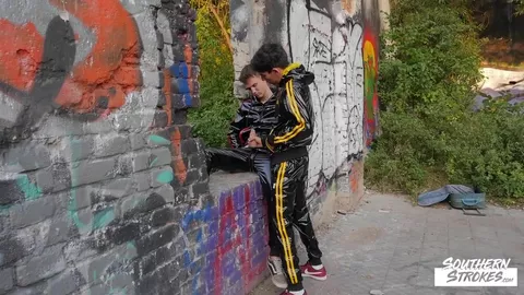 Exibicionismo de jovens adultos no bairro — Kaleb Cross e Roman Capellini