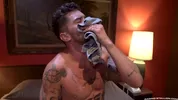 Chris Damned se branle à l'hotel