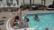 Grande orgia bareback alla piscina della villa di vacanza – Parte 1