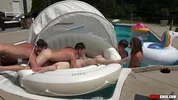 Grande orgia bareback alla piscina della villa di vacanza – Parte 1