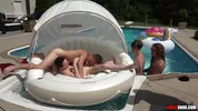 Grande orgia bareback alla piscina della villa di vacanza – Parte 1