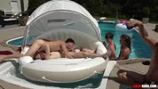 Grande orgia bareback alla piscina della villa di vacanza – Parte 1