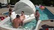 Grande orgia bareback alla piscina della villa di vacanza – Parte 1