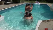 Grande orgia bareback alla piscina della villa di vacanza – Parte 1