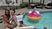 Grande orgia bareback alla piscina della villa di vacanza – Parte 1