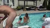 Grande orgia bareback alla piscina della villa di vacanza – Parte 1