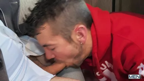 Scopata di nascosto durante la call in smart working – Dante Colle & Nic Sahara