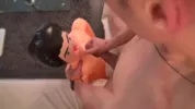 Fabian Esteban use une poupée gonflable pour se vider les couilles